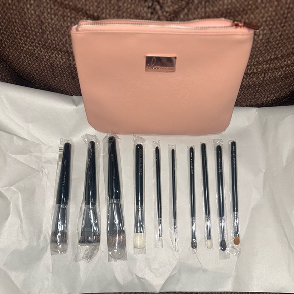 ILO Cosmetics The Ultimate 10-Pcs Makeup Brush Set with Punk Cosmetic Bag. BNIB - Picture 4 of 6
